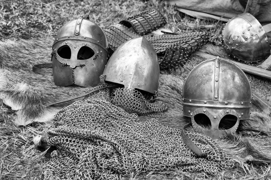 cascos y armaduras medievales