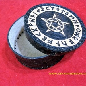 Alternative view of Caja de cuero con runas